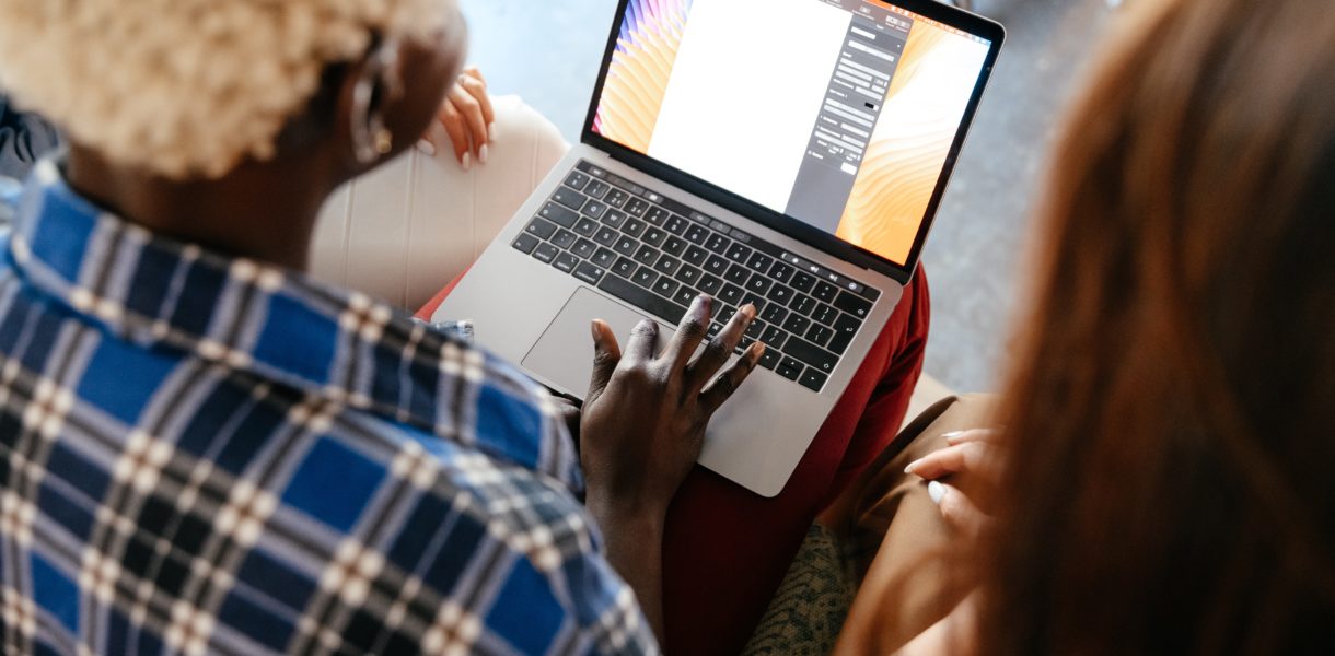 2 women using a laptop