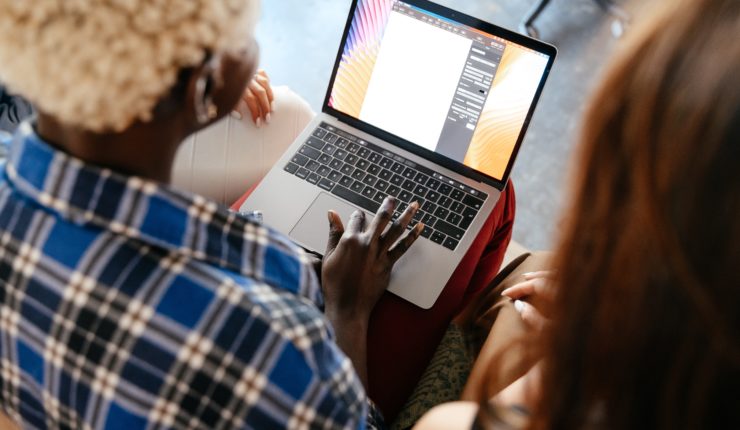 2 women using a laptop