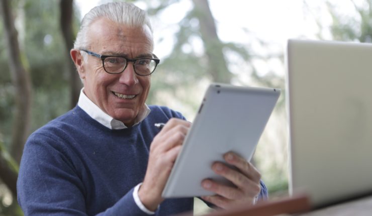 Elderlu man using an ipad
