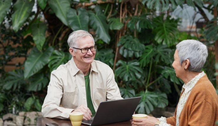 2 people talking outside using devices