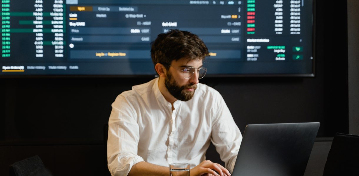 Man using a laptoop