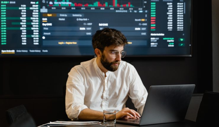 Man using a laptoop