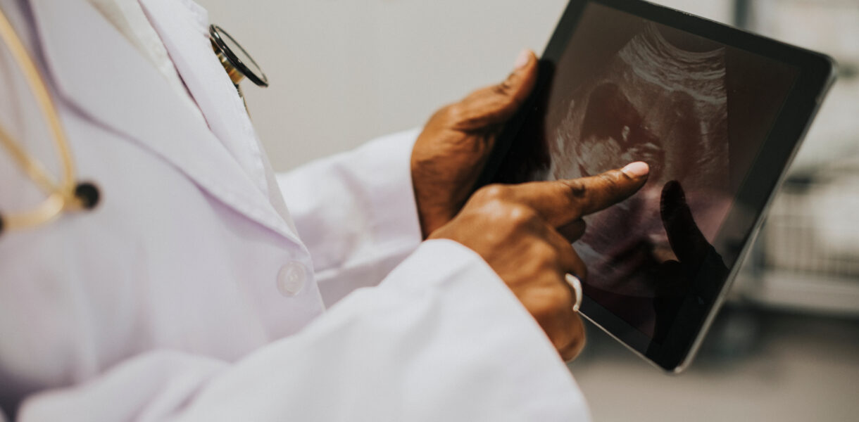 Midwife,Looking,At,A,Sonogram