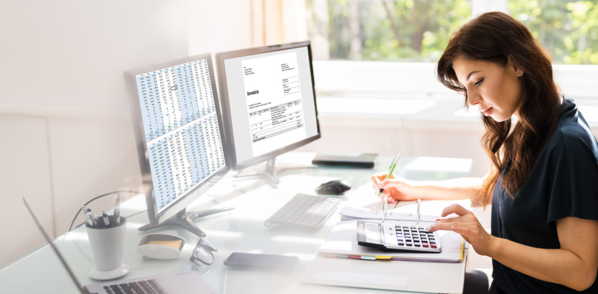 Accountant,Using,E,Invoice,Software,At,Computer,In,Office