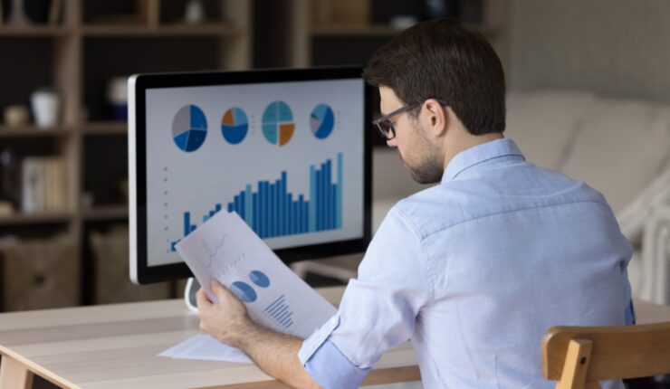 Focused,Millennial,Business,Man,Analyzing,Marketing,Reports,On,Desktop,Monitor,