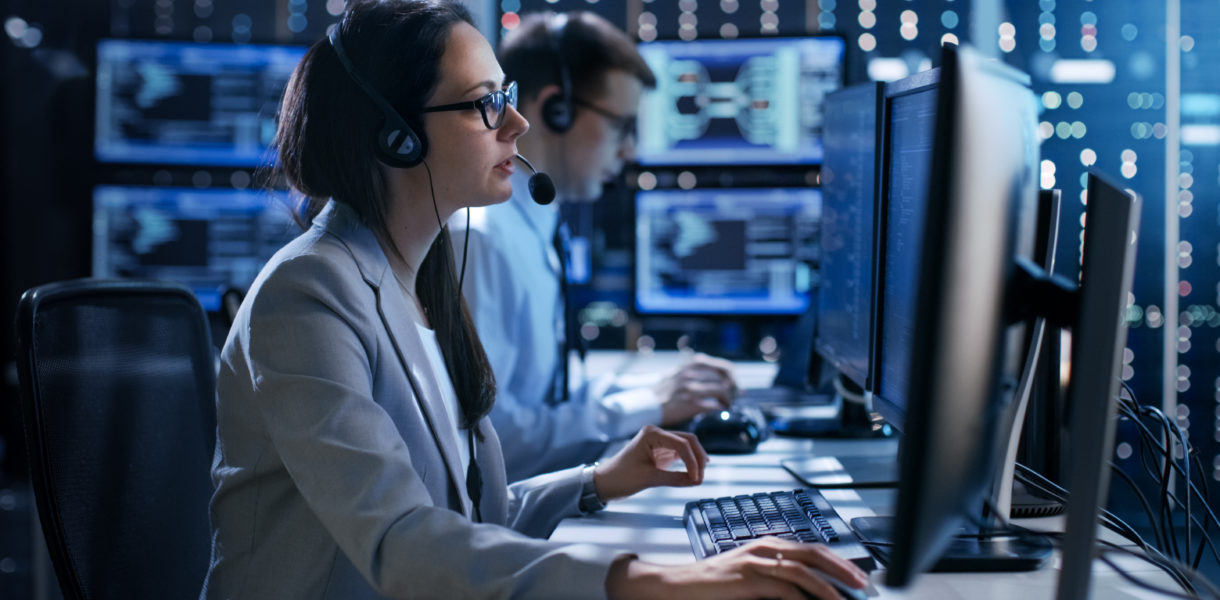 Female,Working,In,A,Technical,Support,Team,Gives,Instructions,With
