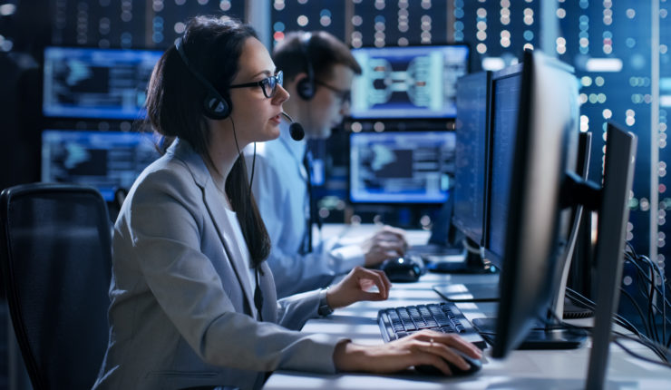 Female,Working,In,A,Technical,Support,Team,Gives,Instructions,With